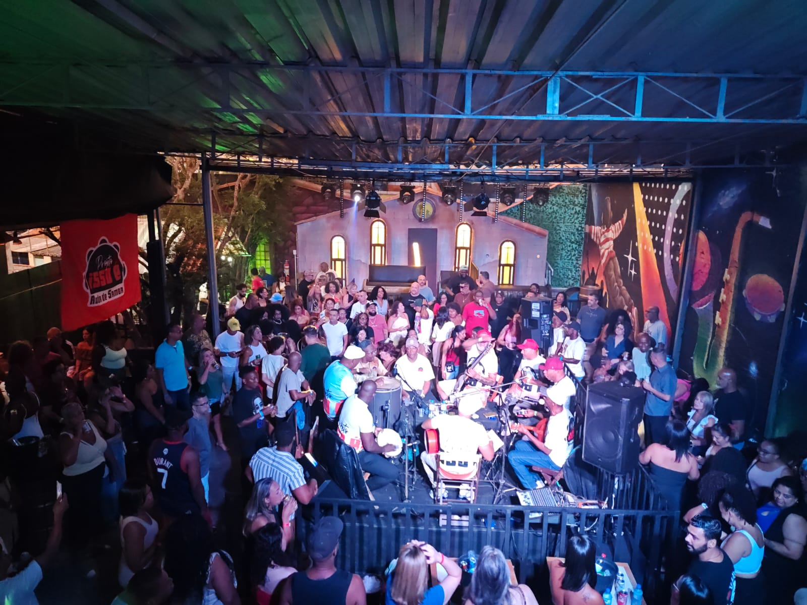 Villa do Som lotada em noite de show ao vivo com público massivo curtindo música